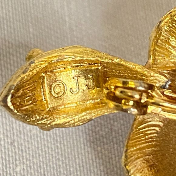 JJ Jonette Jewelry Turtle Brooch Snow White Enamel On Gold Tone Metal - Picture 6 of 7